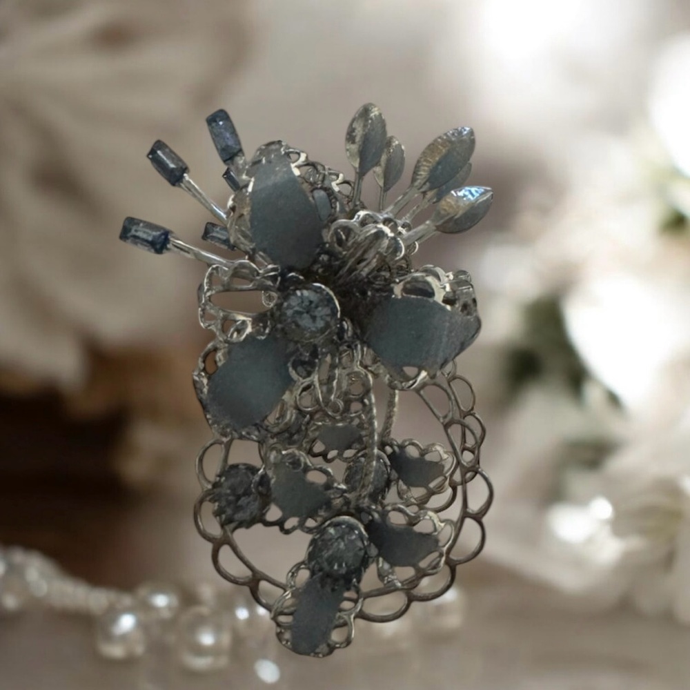 Free šVintage Blue Floral Brooch with Intricate Design and Oval Stones - Picture 4 of 10